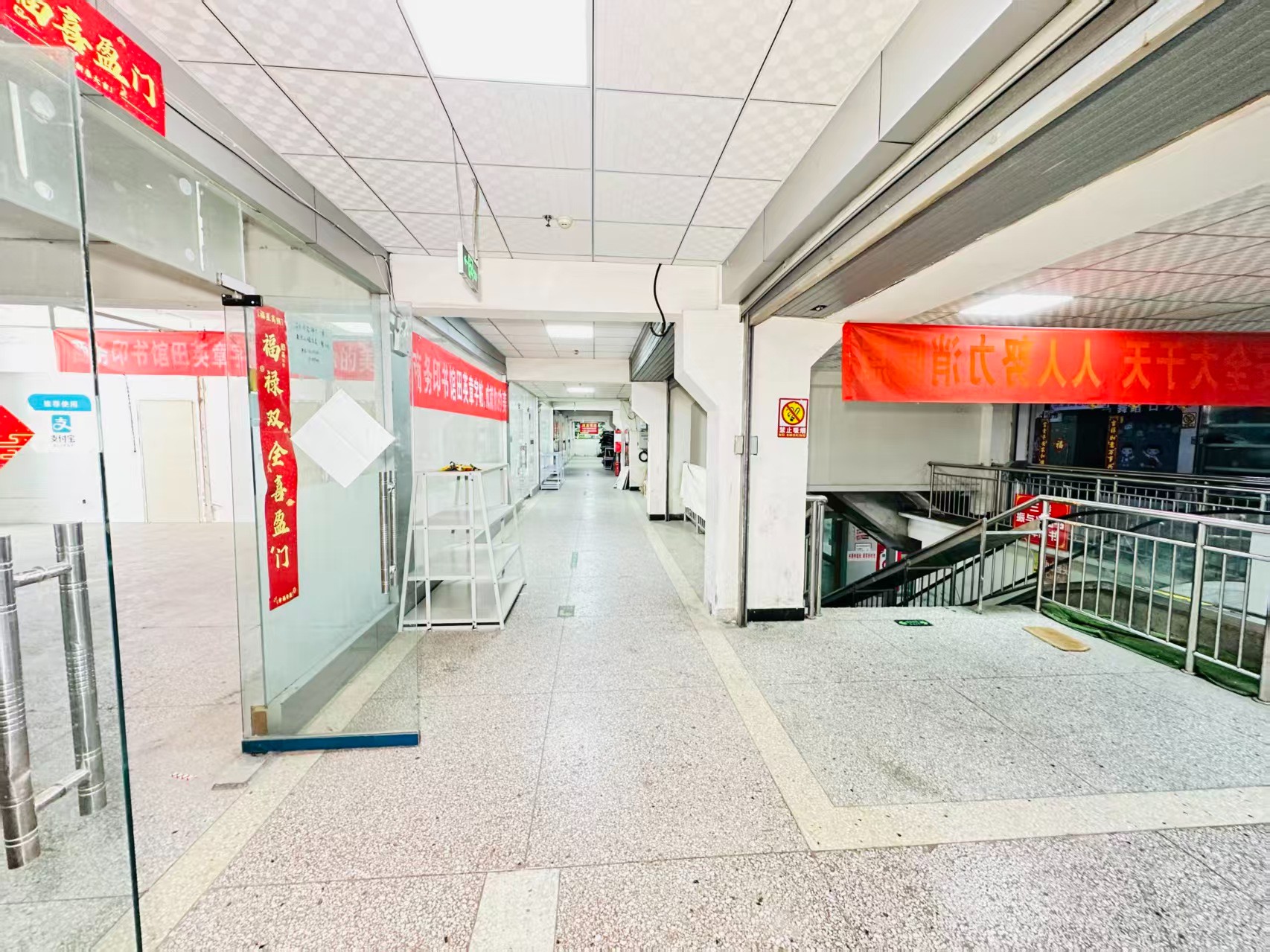 敬事街引入人工智能技术应用场景，推动AI与商业、零售、电商、企业服务等领域融合发展。